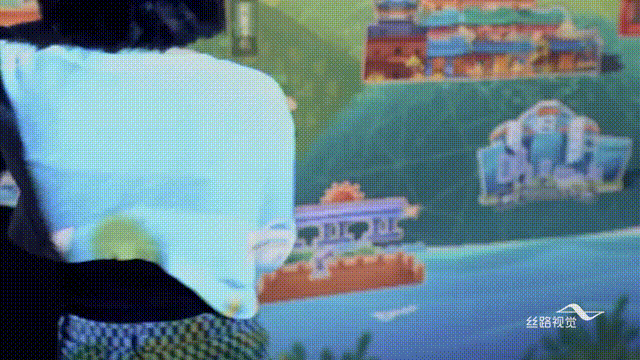 从手机里掉到游戏场景里