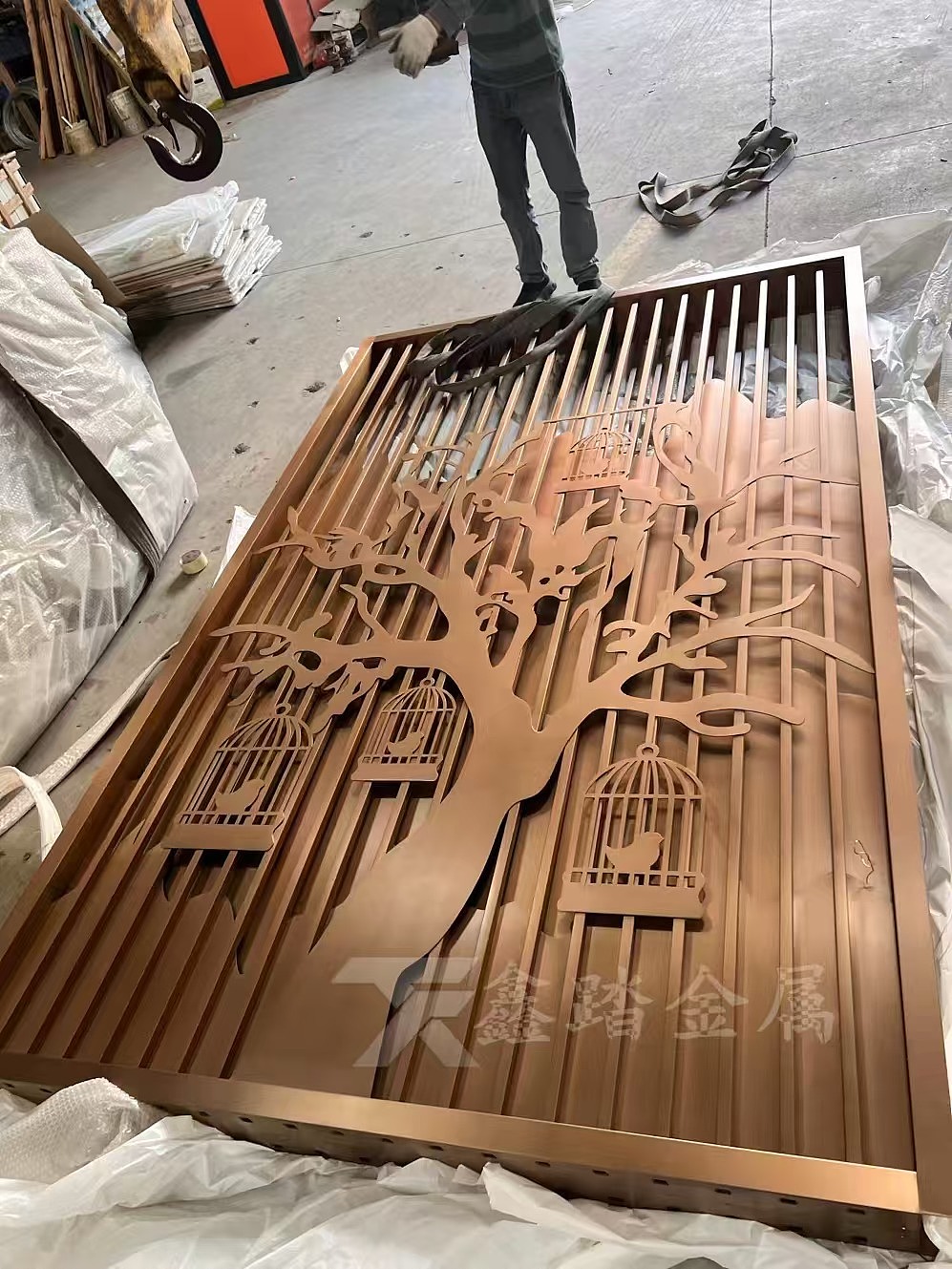 双面不锈钢山峦屏风隔断 激光雕刻树枝造型屏风