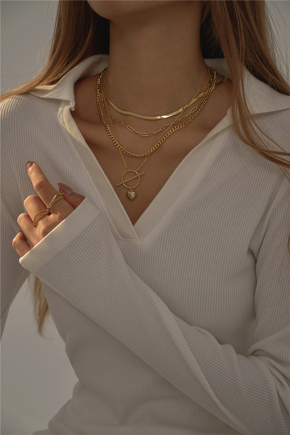 义乌项链模特拍摄,暗色调风格拍照效果