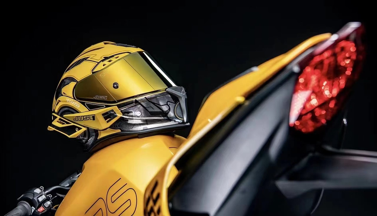 变形金刚 官方正版联名头盔设计