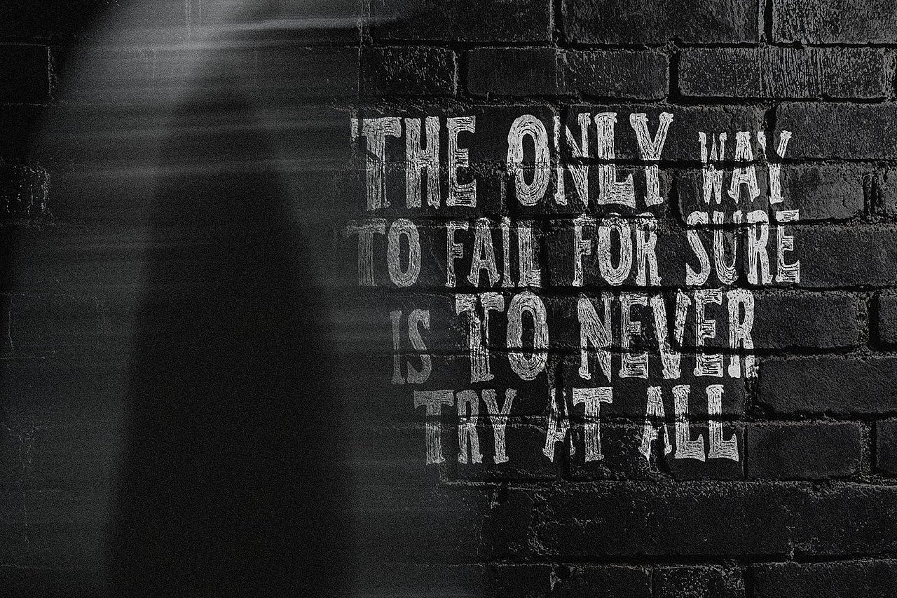 复古潮流旅行探险海报封面标题粗糙磨损手写英文字体