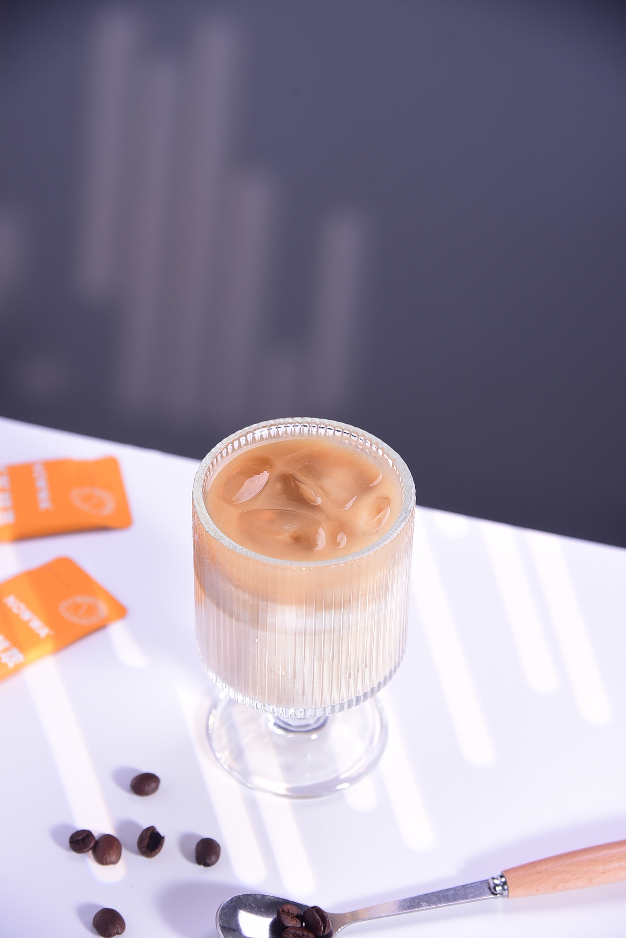 咖啡液 每天的精神粮食 奶咖 冰块 玻璃杯 咖啡豆