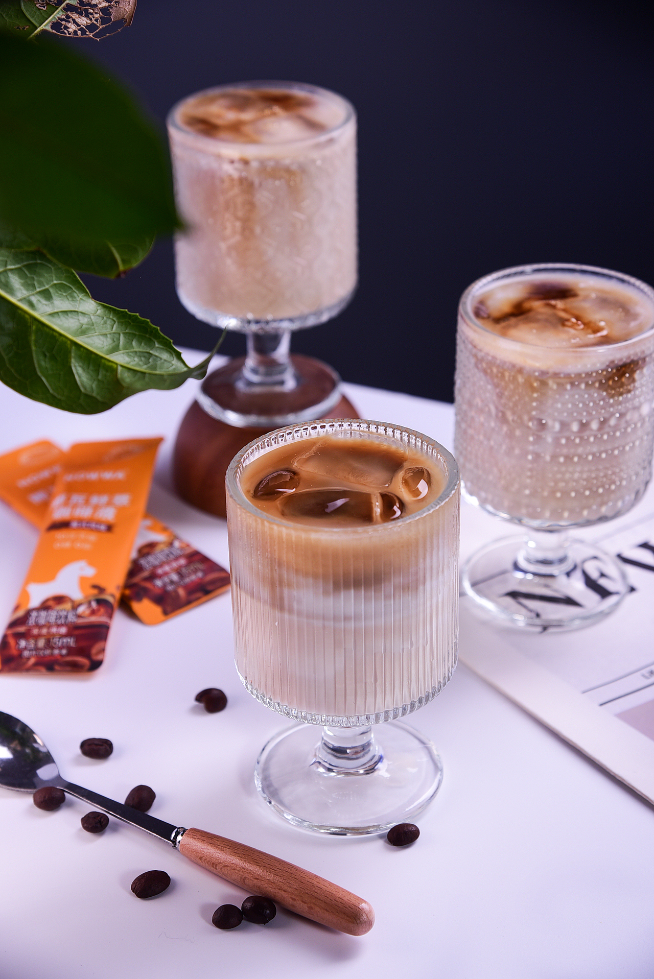 咖啡液 每天的精神粮食 奶咖 冰块 玻璃杯 咖啡豆