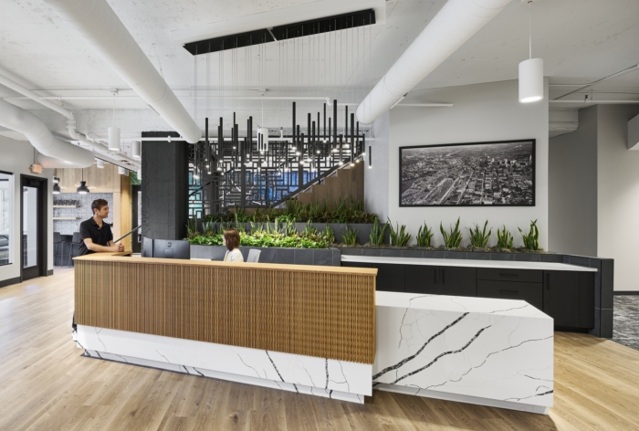 办公室装修:设计美学将温暖的工业元素与现代风格融为一体