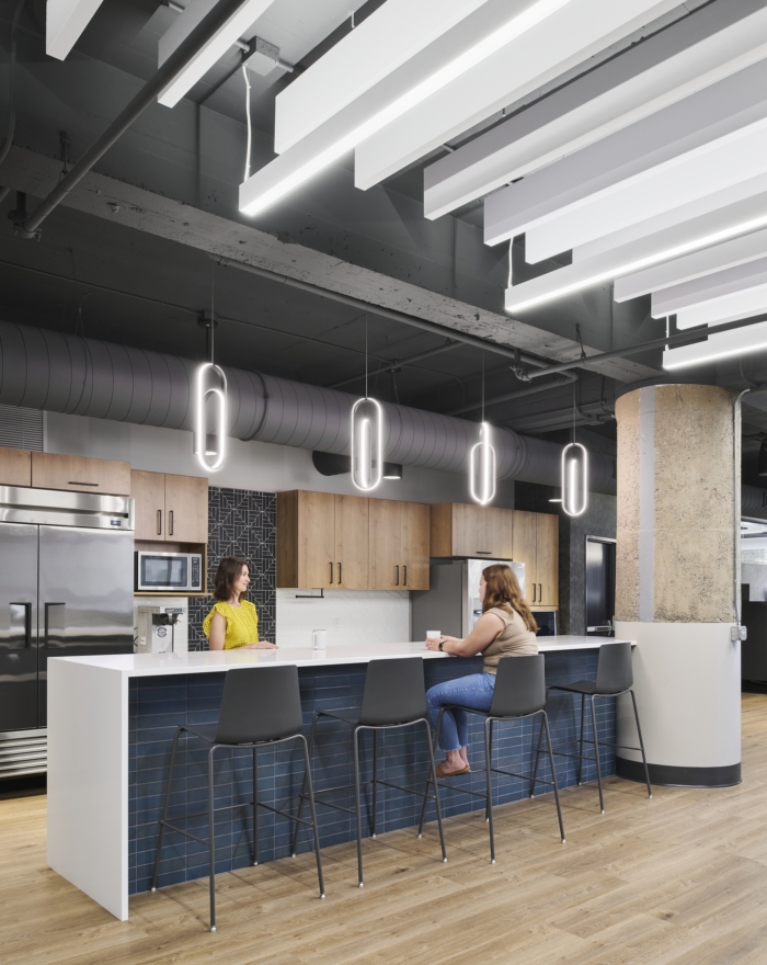 办公室装修:设计美学将温暖的工业元素与现代风格融为一体