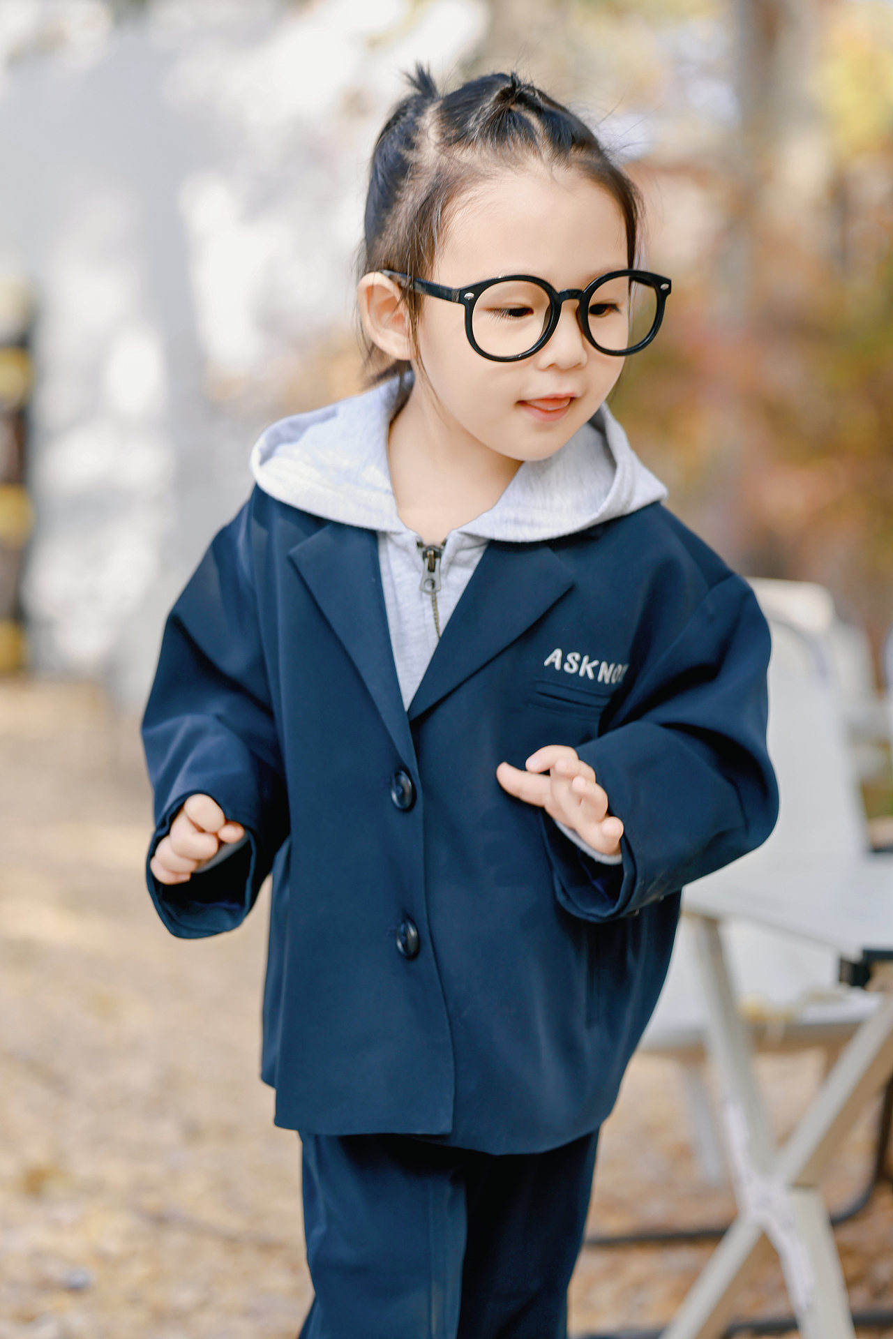 她穿小西服的样子好精神