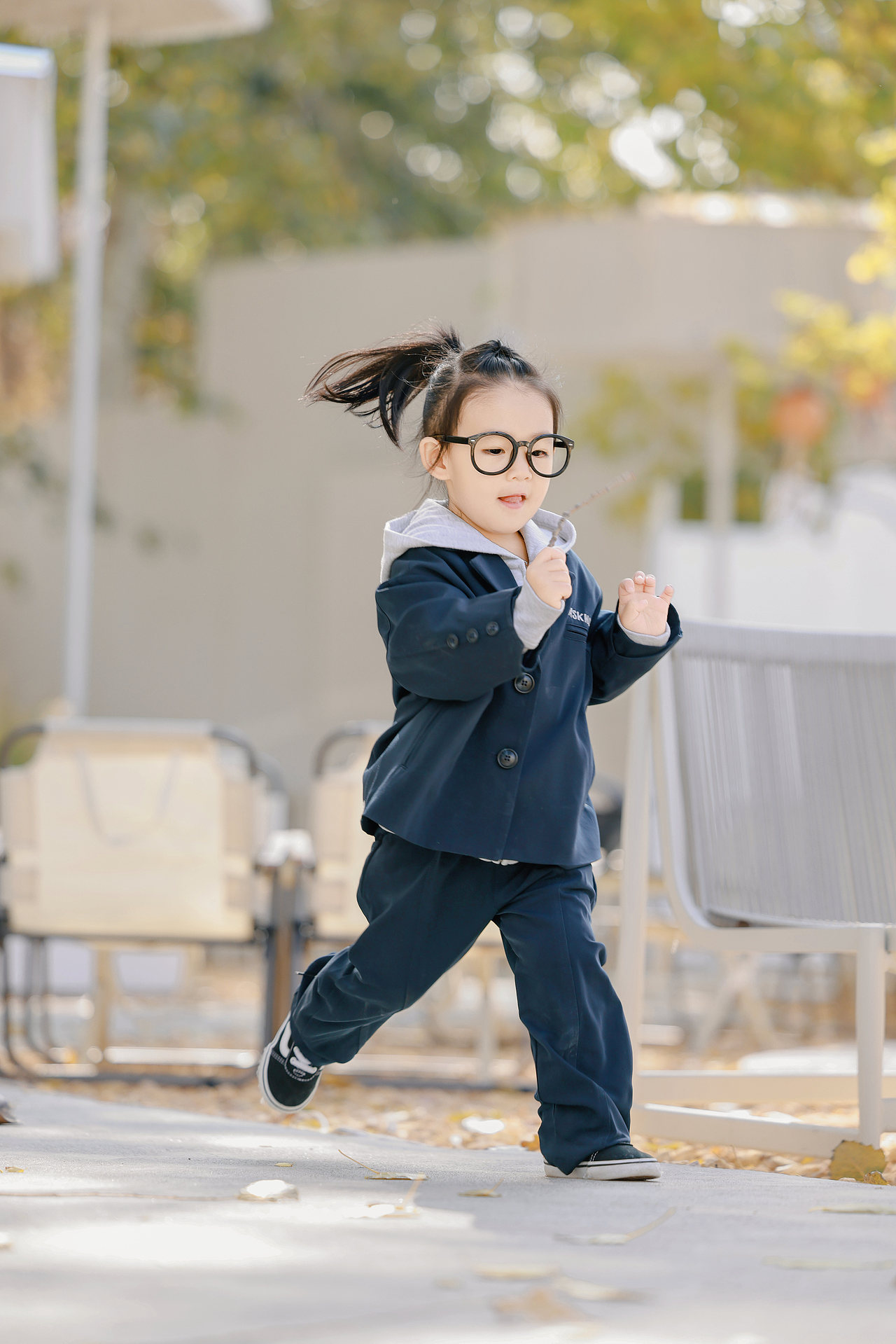 她穿小西服的样子好精神