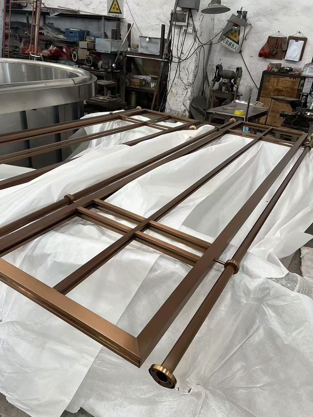 不锈钢玫瑰金玻璃屏风