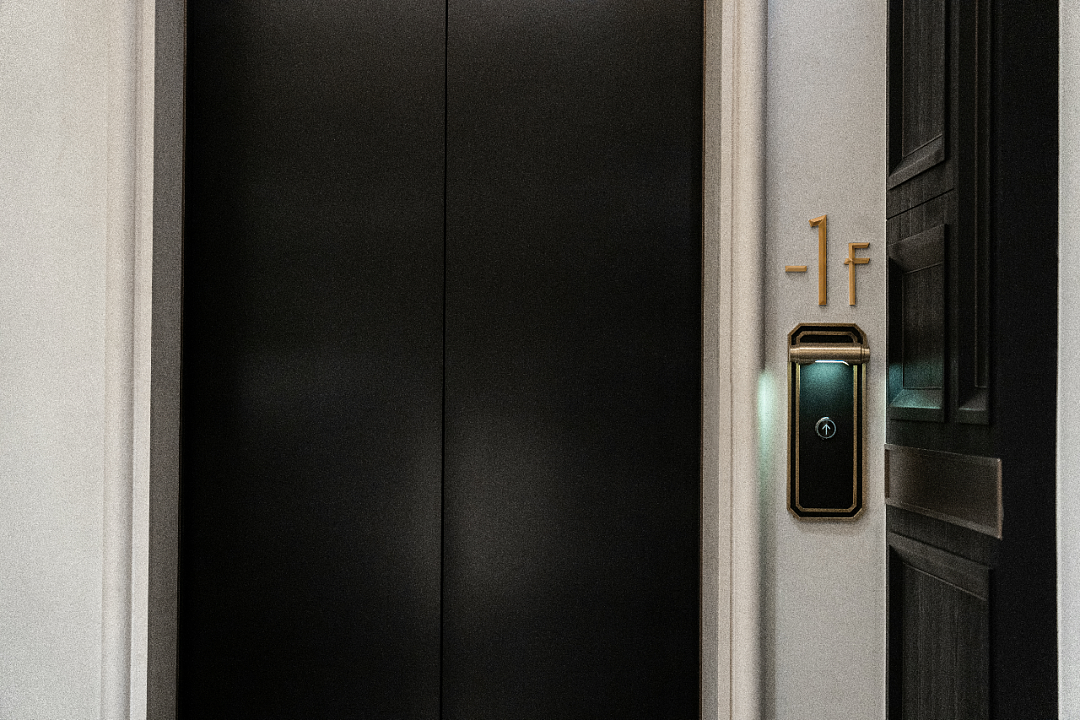 提取石库门的外形特征,结合具有品质年代感的古铜材质传其意,使得标识能够形神不离