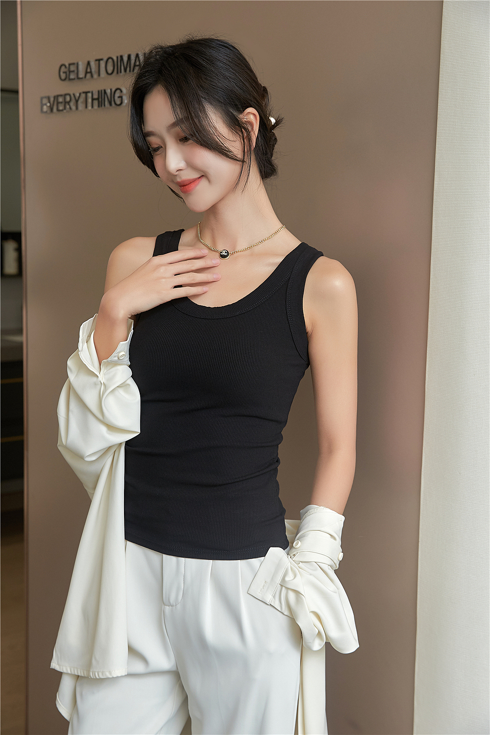 义乌背心拍照,内模春款背心女模拍摄