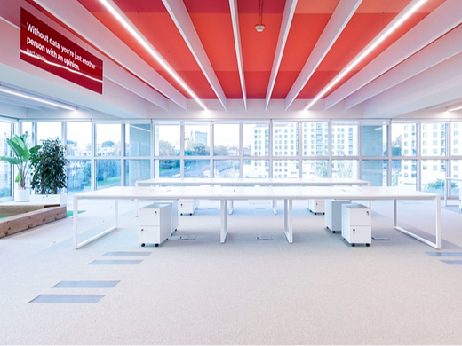 办公室设计：丰富的材料调色板通过橡木补充了质量和清醒的形象