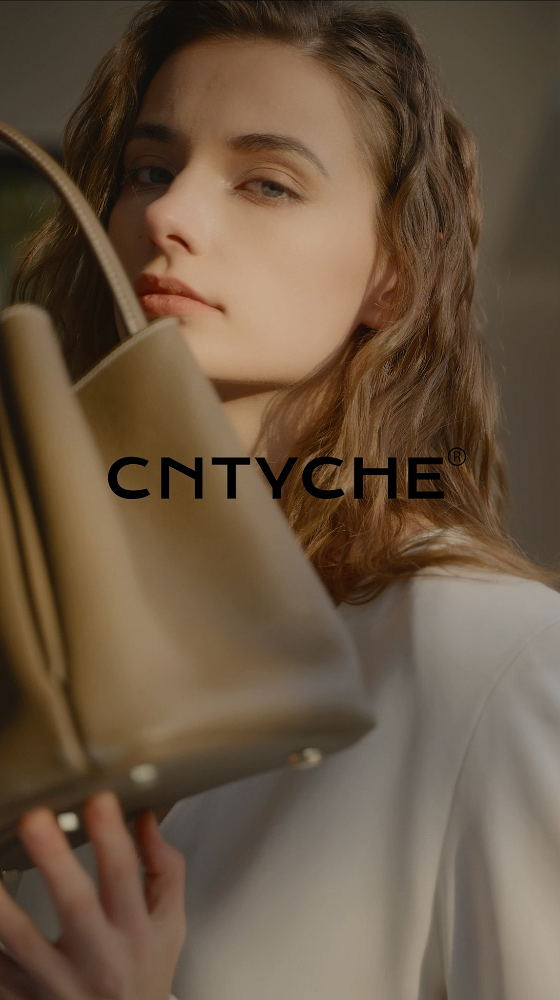 三种女包拍摄视觉风格丨浓郁·清澈·柔和