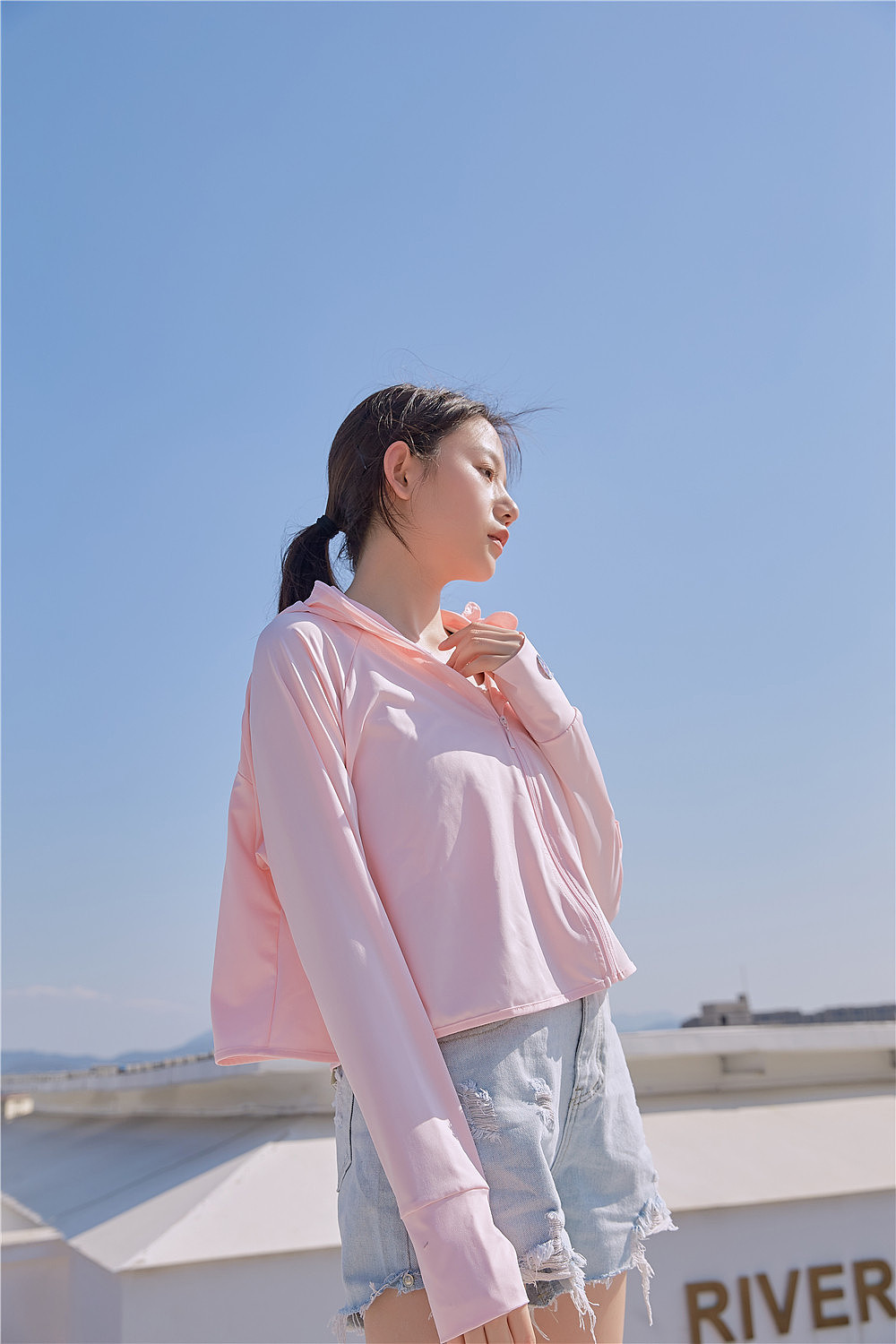 义乌春款防晒衣拍照,2025防晒类产品模特室外拍摄