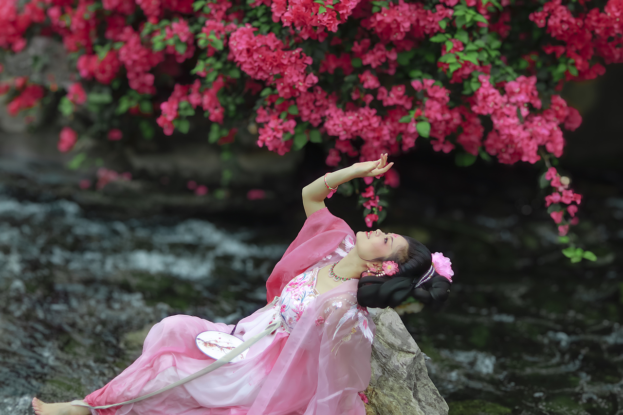三角梅古风人像｜“云想衣裳花想容”（图ZMzgwNTgxMjcy） - 人像摄影 - 站酷设计师君留长赢原创素材 - 站酷ZCOOL