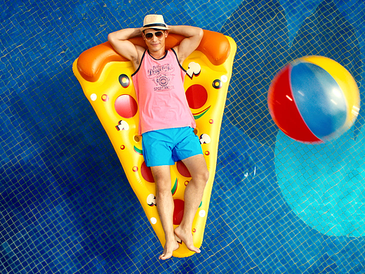 去哪兒網(wǎng)品牌形象TVC-躺灘篇（個(gè)人主頁-ZNzA3OTA1MzY=） - 宣傳片 - 站酷設(shè)計(jì)師桃花谷原創(chuàng)素材 - 站酷ZCOOL