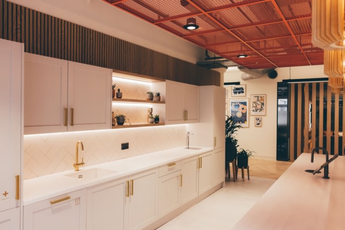 错综复杂的声学镶板和独特的特色照明 巧妙地融入了企业的标志