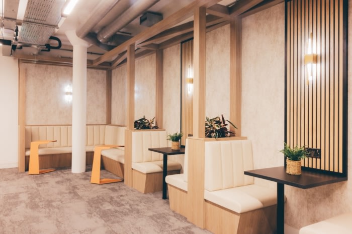 错综复杂的声学镶板和独特的特色照明 巧妙地融入了企业的标志