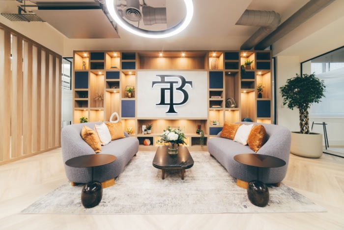 错综复杂的声学镶板和独特的特色照明 巧妙地融入了企业的标志