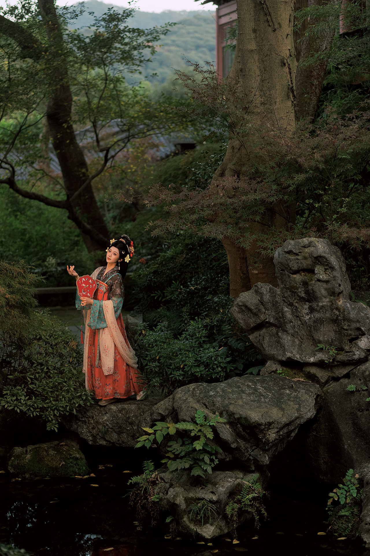 山寺踏秋（图ZMzgwNzk4NTMy） - 人像摄影 - 站酷设计师若寒Rock原创素材 - 站酷ZCOOL