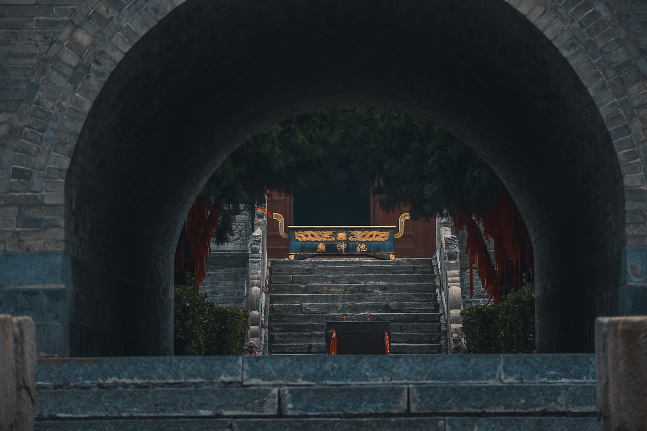 池神庙|低头捡个秋🍂(图ZMzgwODg4Mzky) - 风光摄影 - 站酷设计师拍片儿的程序员原创素材 - 站酷ZCOOL