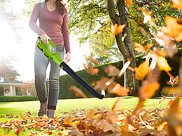 使用吹葉機(jī)的場(chǎng)景