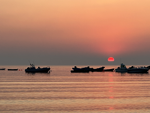 渔船与日出（个人主页-ZNzA4Mjg1NTY=） - 风光摄影 - 站酷设计师籽籽瓜原创素材 - 站酷ZCOOL