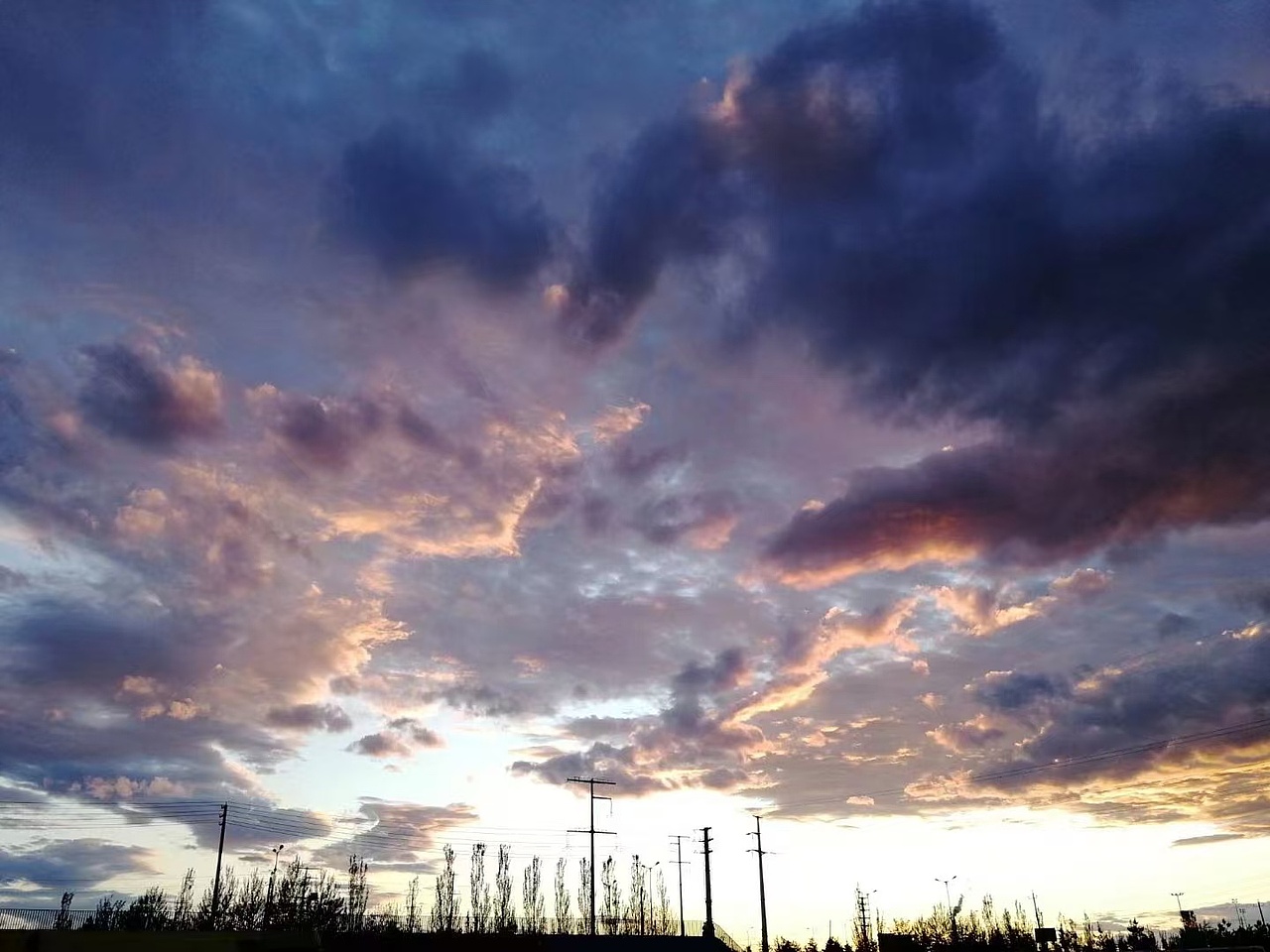 一定要来内蒙古看紫色的天空哦～（图ZMzgwOTc3MDMy） - 人像摄影 - 站酷设计师缄默吖原创素材 - 站酷ZCOOL