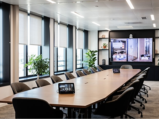 品牌色彩的标牌在灵活的环境中重现了视觉线索