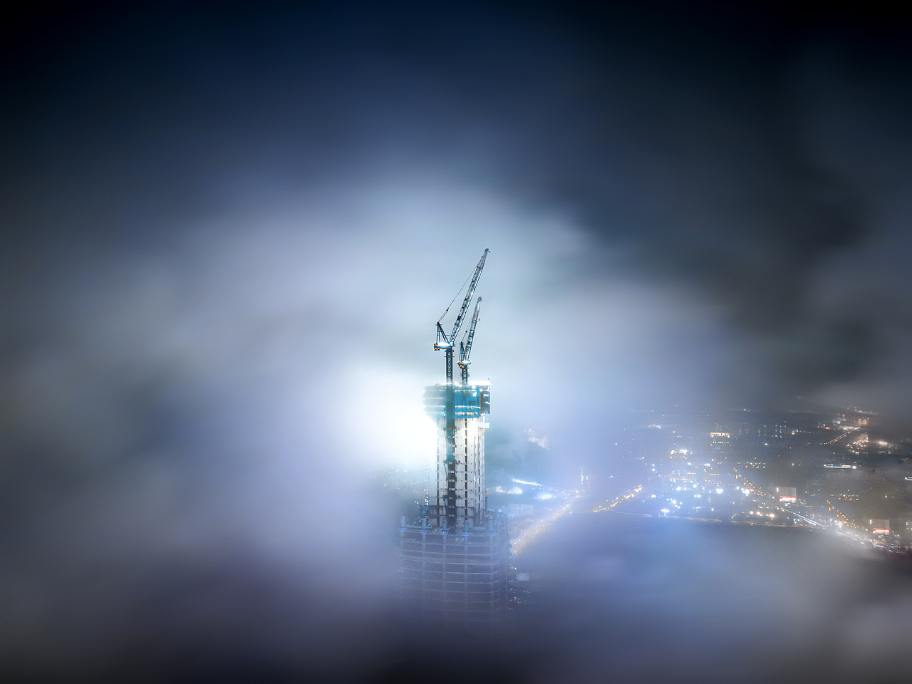 平流雾下的城市