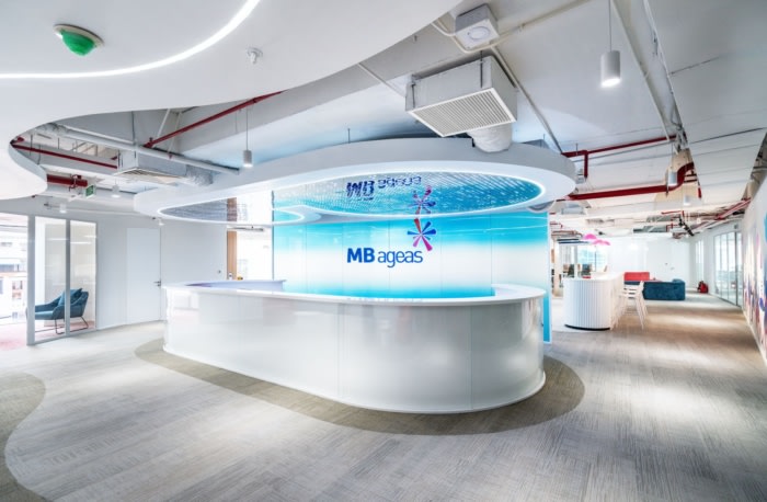 办公室采用了现代而动感的设计风格 将现代便利与和谐的美学相结合