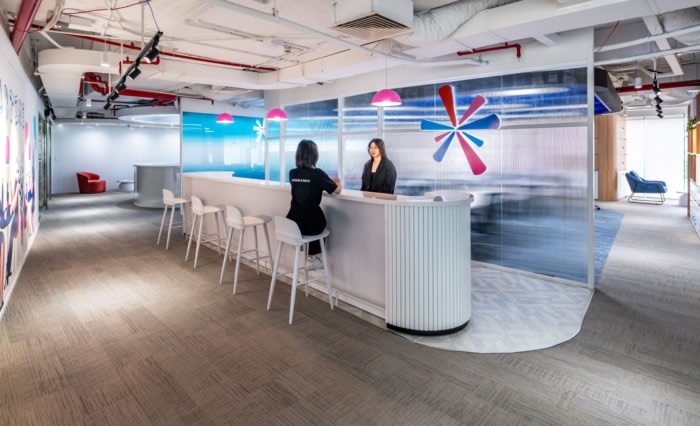 办公室采用了现代而动感的设计风格 将现代便利与和谐的美学相结合