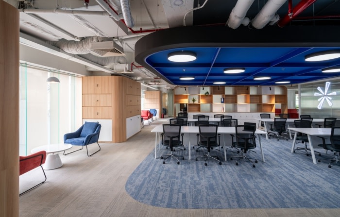 办公室采用了现代而动感的设计风格 将现代便利与和谐的美学相结合