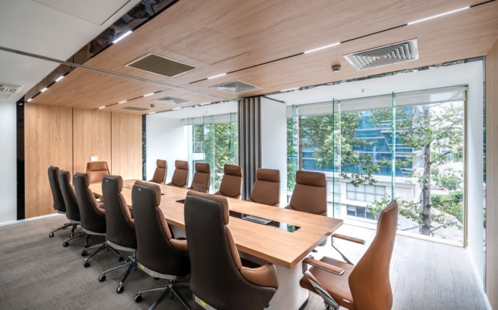 办公室采用了现代而动感的设计风格 将现代便利与和谐的美学相结合