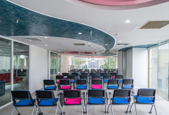 办公室采用了现代而动感的设计风格 将现代便利与和谐的美学相结合