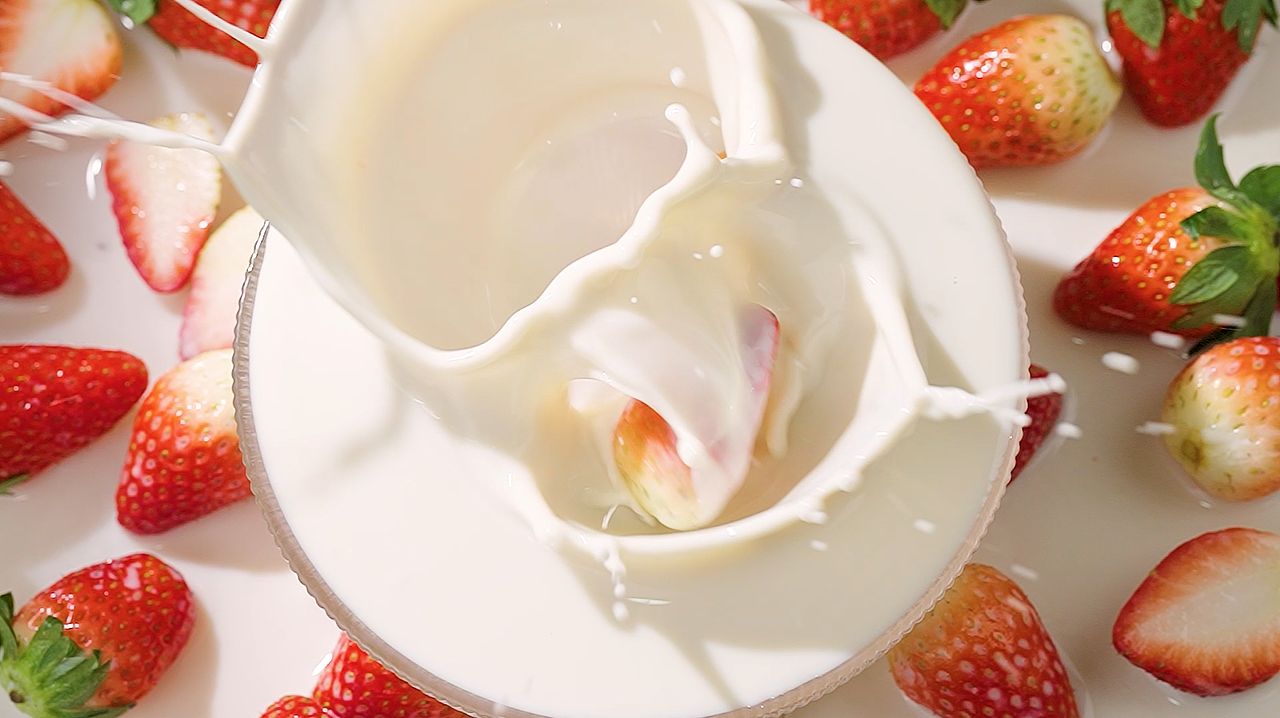 香甜的草莓牛奶