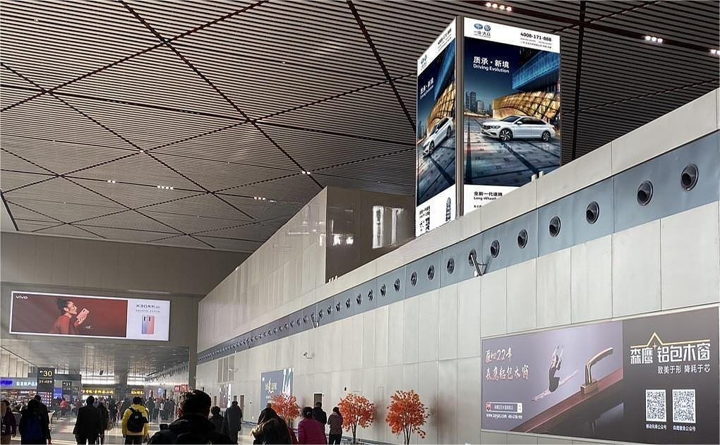 哈尔滨机场广告—出发大厅的立柱广告