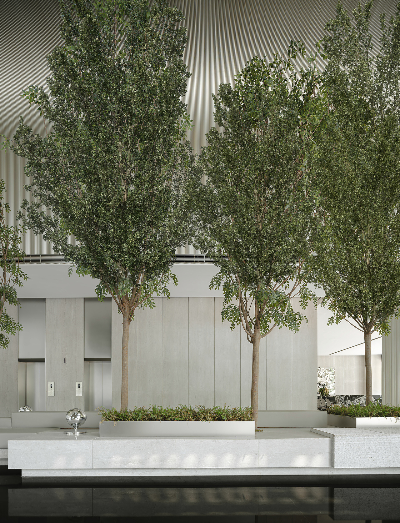 林下空间设立了介于办公、生活之间开放的“中立地带”。在游线性空间之中,卡座沿绿景岛台四面向外围合分布,利用体块间的镶嵌、穿插、结合,形成有效的社交边界。
我们在空间中探索了材料的平衡,卡座光滑的皮质与四周粗糙的微砂浆材质形成强烈的对比,粗糙与光滑的肌理融合并置,用坚实的材料为空间带来别样触感。