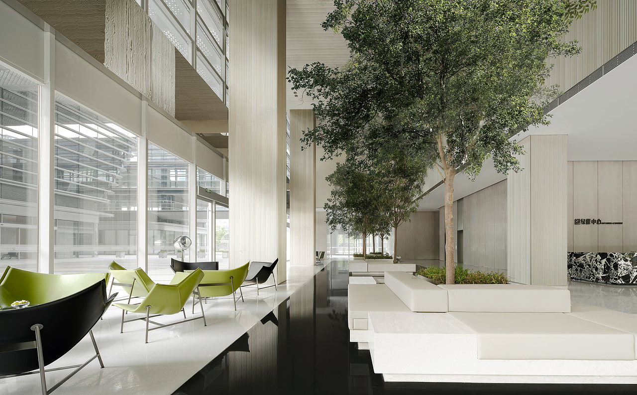 受到“公园”这一城市中的人造自然场所启发,我们将封闭的室内空间看作“自然的容器”,而开放的中庭则作为户外山林草地,完成一场室内外的空间“反转”,希望人们回到室内工作时,仍能感受到户外自然环境中的绿植、光影、流动的空气和生命力。
真正的场所存在于人们值得记忆的体验之中,个人感受就此成为营造空间氛围的突破口—与云澜谷室内颇为不同,中庭并未取消传统的洽谈区域,而是创造了更为灵活多变的林下空间。