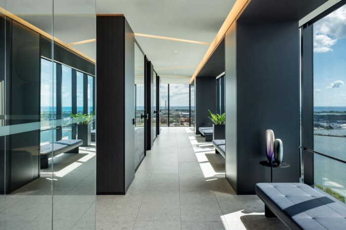 办公室体现了精致的优雅 拥有简洁的线条和一丝不苟的细节