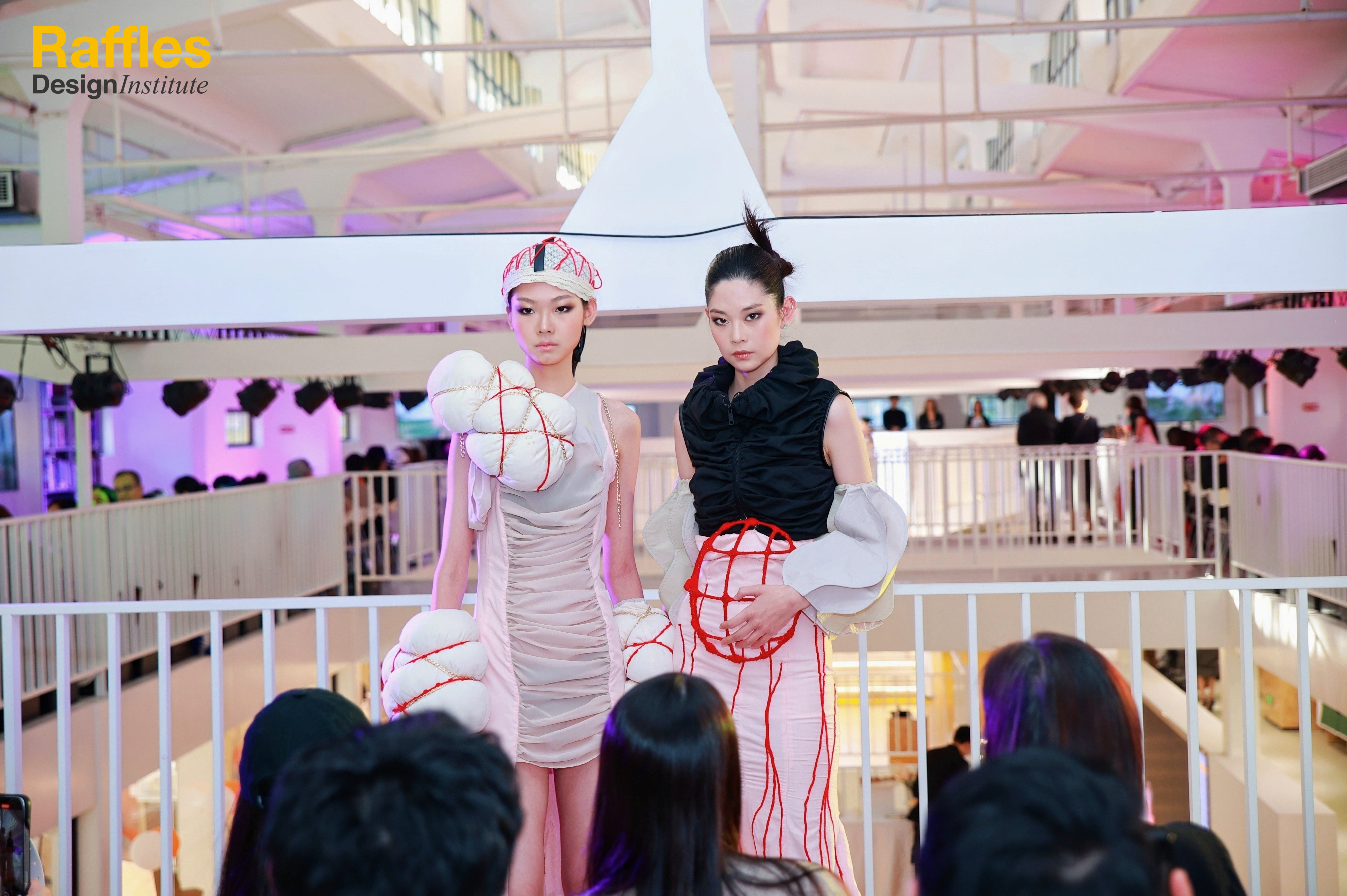 2024莱佛士时装秀作品：时尚与创意的完美碰撞（图ZMTQ5NzA1MDQ=） - 资讯 - 站酷设计师莱佛士设计学院原创素材 - 站酷ZCOOL