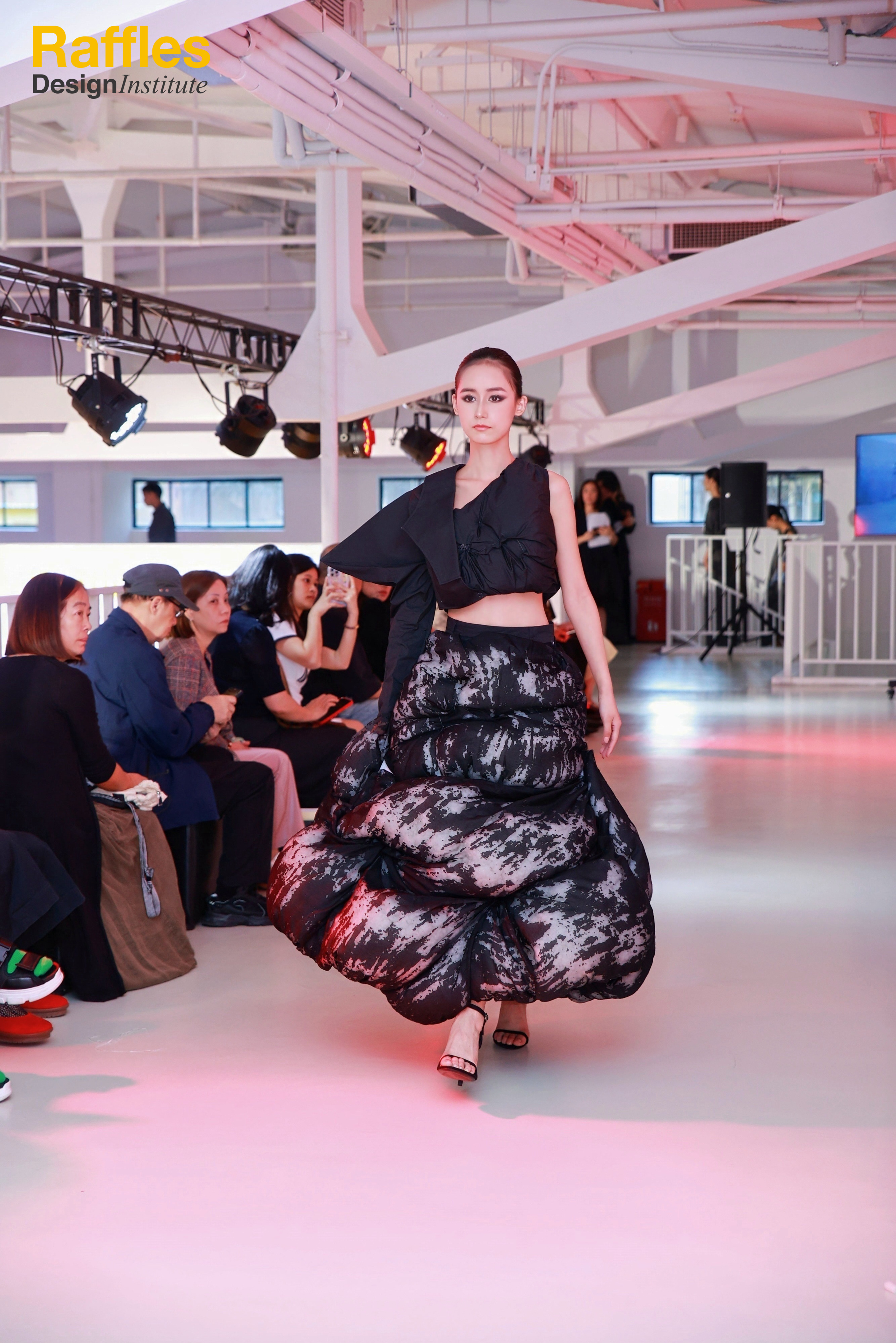 2024莱佛士时装秀作品：时尚与创意的完美碰撞（图ZMTQ5NzA1MTY=） - 资讯 - 站酷设计师莱佛士设计学院原创素材 - 站酷ZCOOL