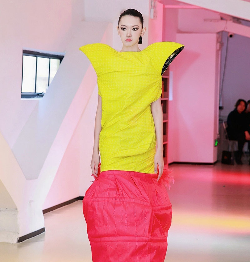 2024莱佛士时装秀作品：时尚与创意的完美碰撞（图ZMTQ5NzA1MjQ=） - 资讯 - 站酷设计师莱佛士设计学院原创素材 - 站酷ZCOOL