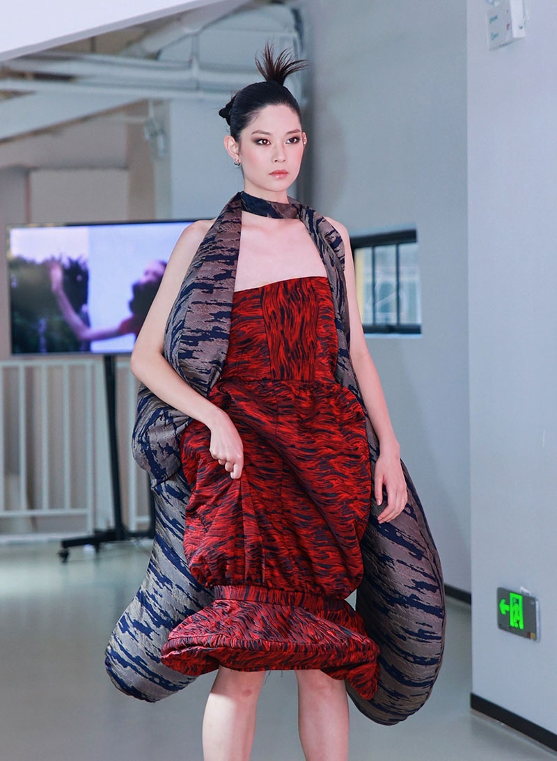 2024莱佛士时装秀作品：时尚与创意的完美碰撞（图ZMTQ5NzA1MjA=） - 资讯 - 站酷设计师莱佛士设计学院原创素材 - 站酷ZCOOL