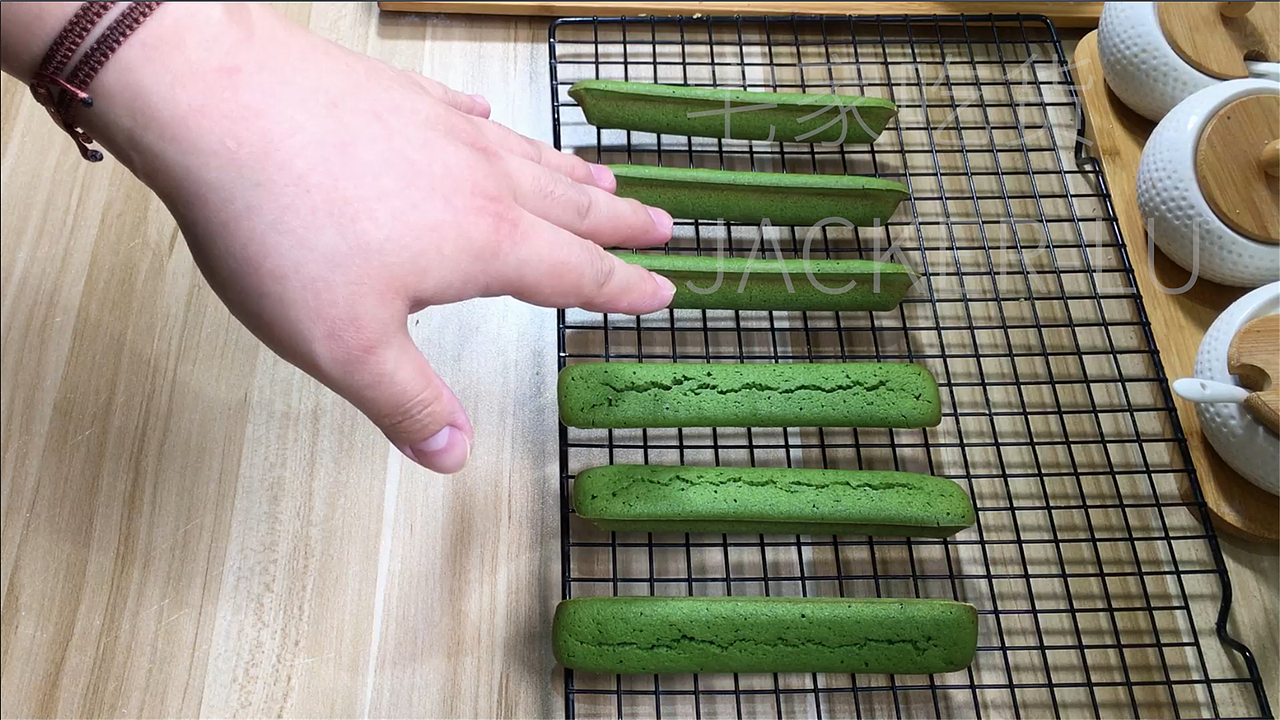 抹茶巧克力脆壳雪茄棒,清新与甜蜜完美融合,味蕾盛宴