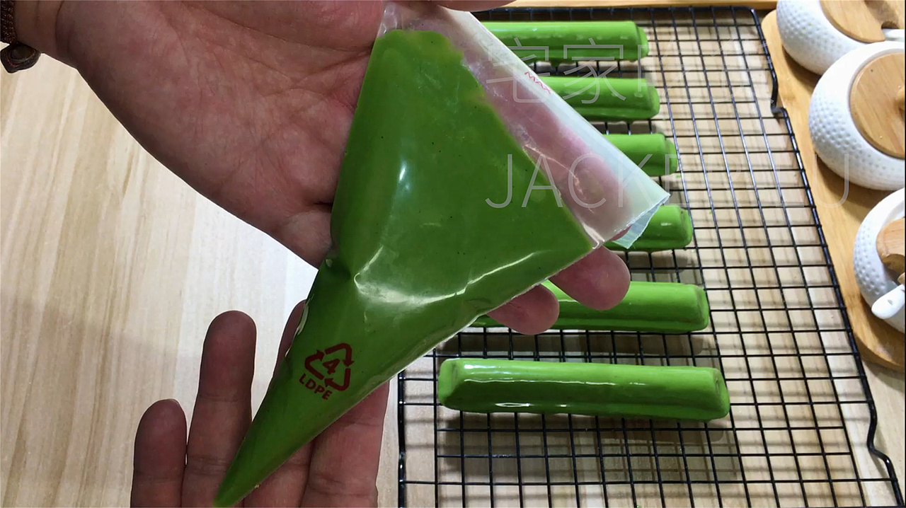 抹茶巧克力脆壳雪茄棒,清新与甜蜜完美融合,味蕾盛宴