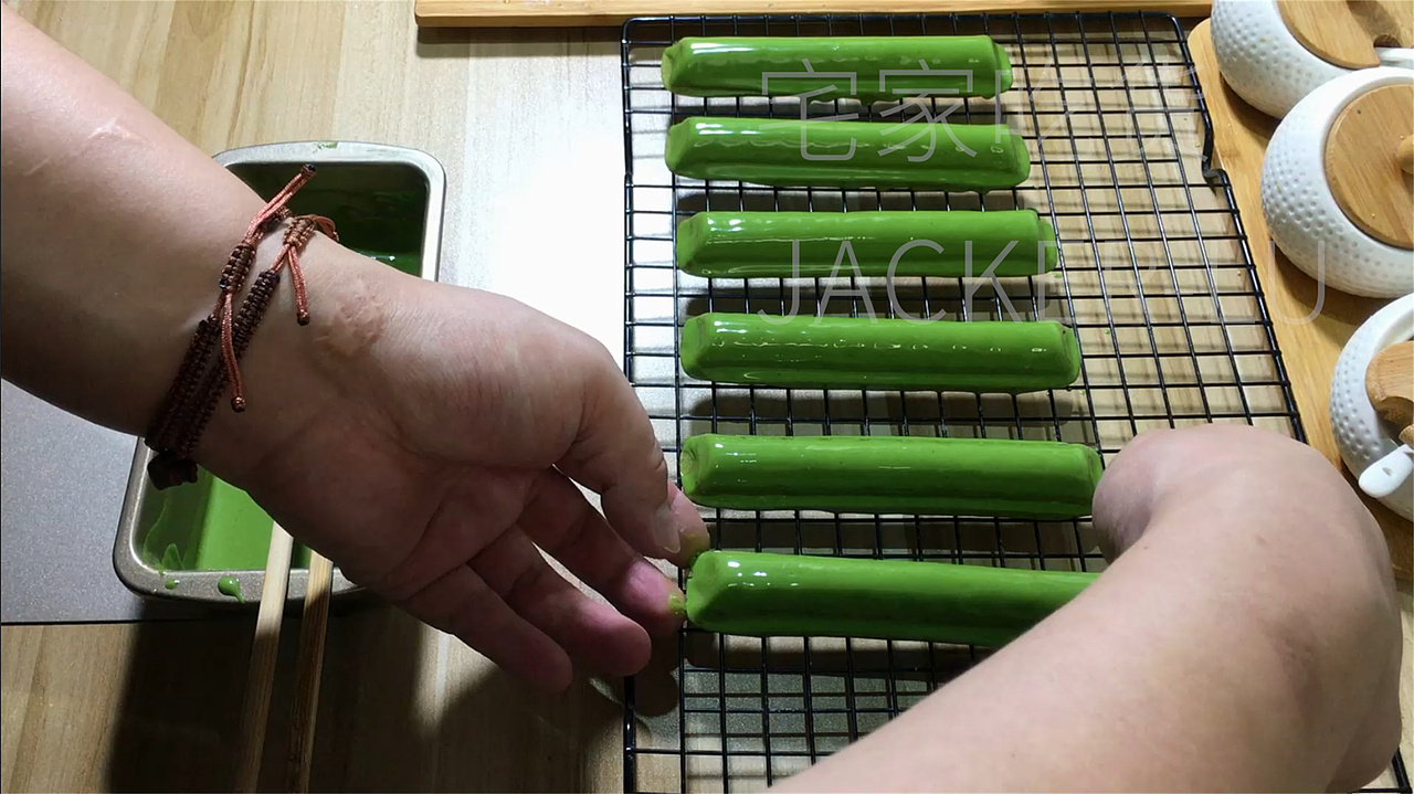 抹茶巧克力脆壳雪茄棒,清新与甜蜜完美融合,味蕾盛宴