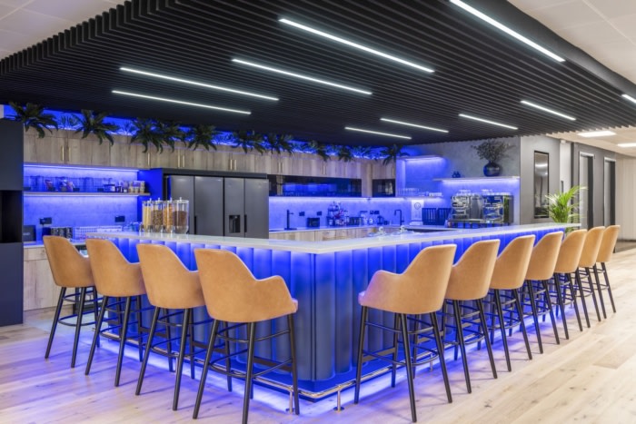 办公室装修方案：宽敞的开放式布局促进了协作和交流