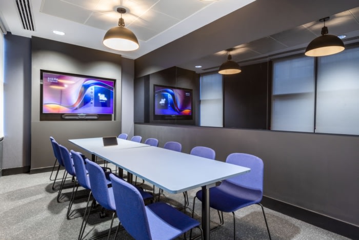 办公室装修方案：宽敞的开放式布局促进了协作和交流