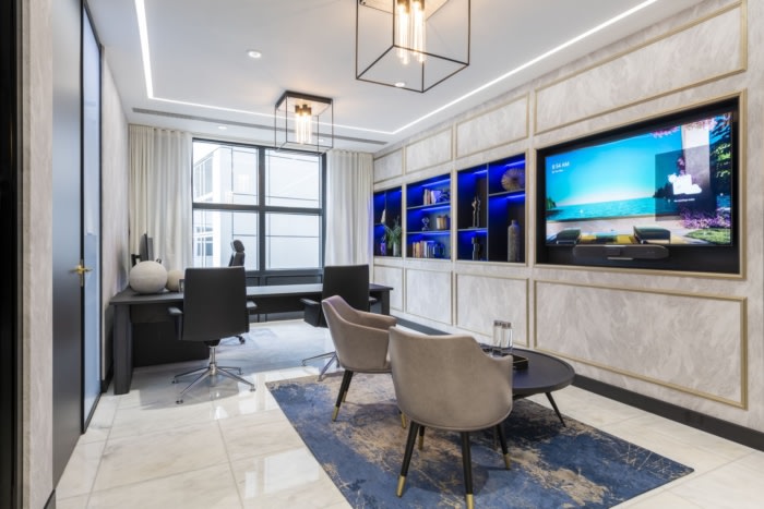 办公室装修方案：宽敞的开放式布局促进了协作和交流