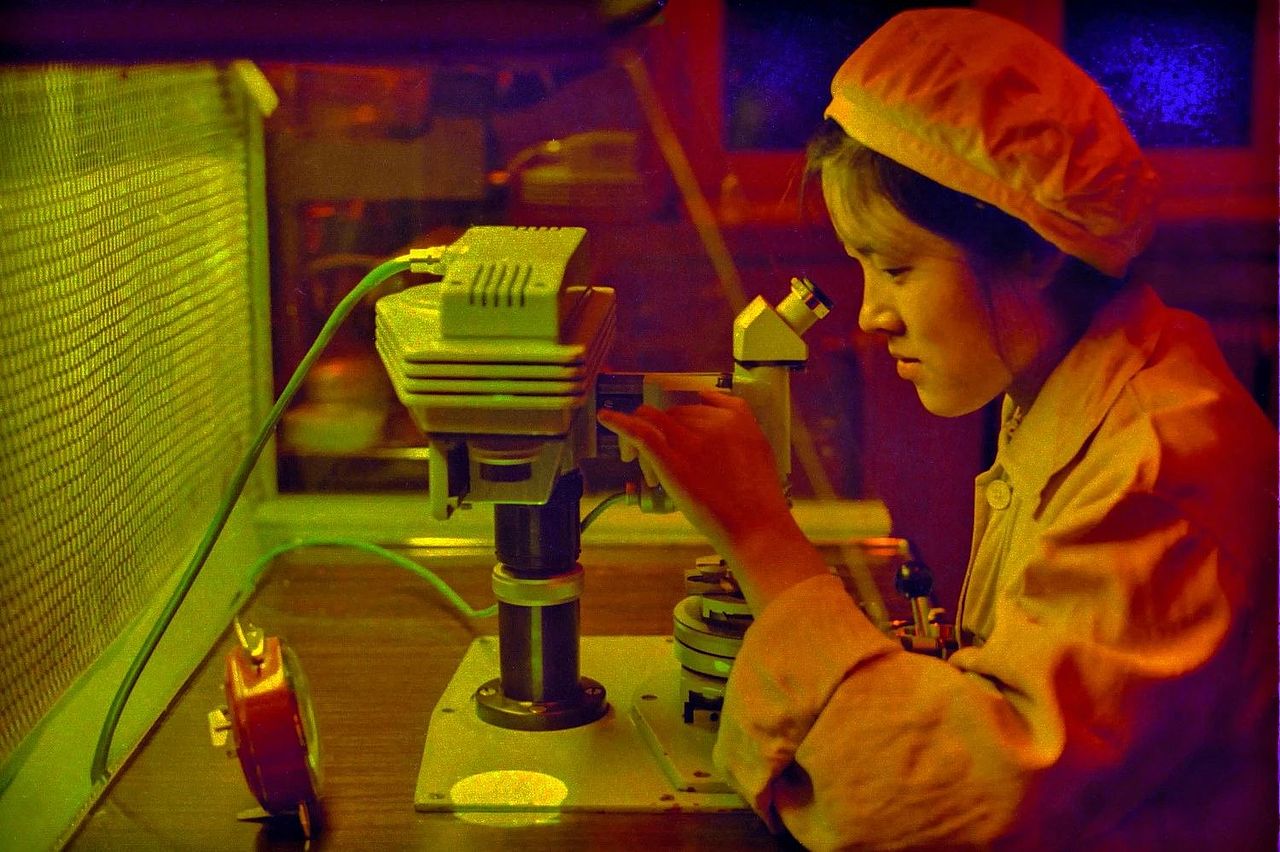 上世纪70年代的集成电路工厂（图ZMzgyMDAwMTky） - 人文/纪实摄影 - 站酷设计师四川非遗摄影前沿原创素材 - 站酷ZCOOL